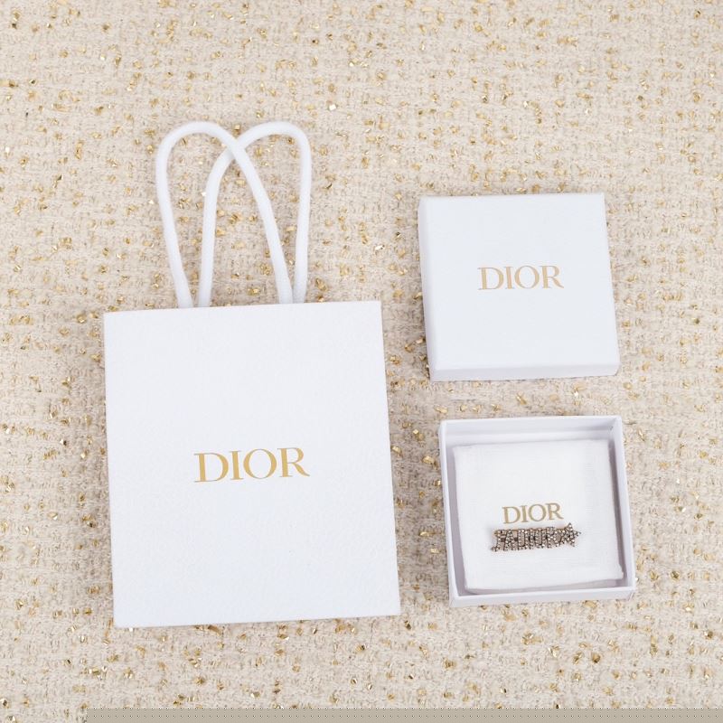 ch**an D*or brooches